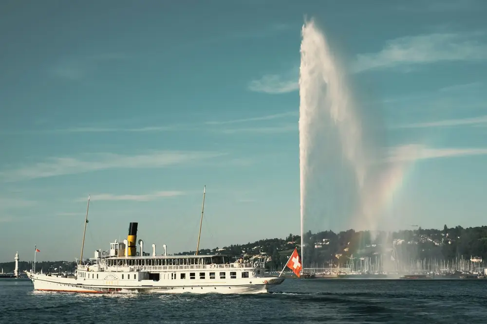Bateau à vapeur Savoie devant le Jet d'eau de Genève